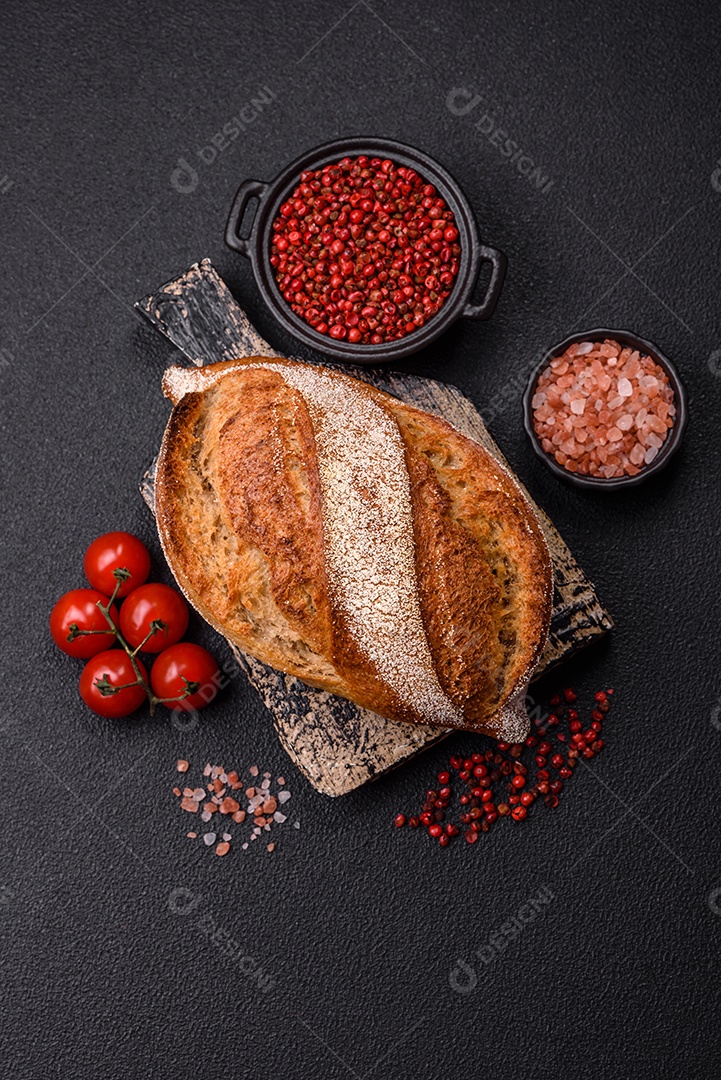 A imagem mostra um pão de fermentação natural, também conhecido como pão de levain ou sourdough