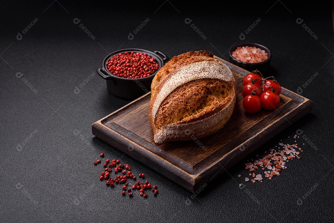A imagem mostra um pão de fermentação natural, também conhecido como pão de levain ou sourdough
