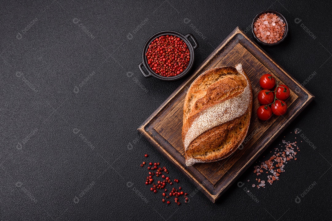 A imagem mostra um pão de fermentação natural, também conhecido como pão de levain ou sourdough