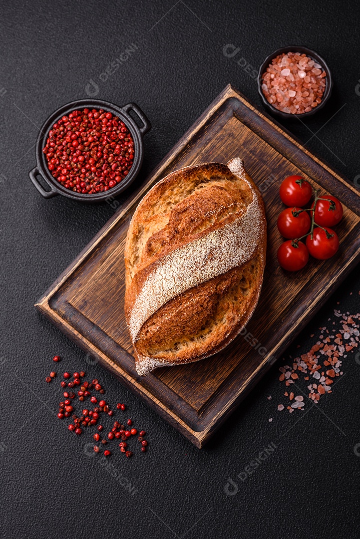 A imagem mostra um pão de fermentação natural, também conhecido como pão de levain ou sourdough