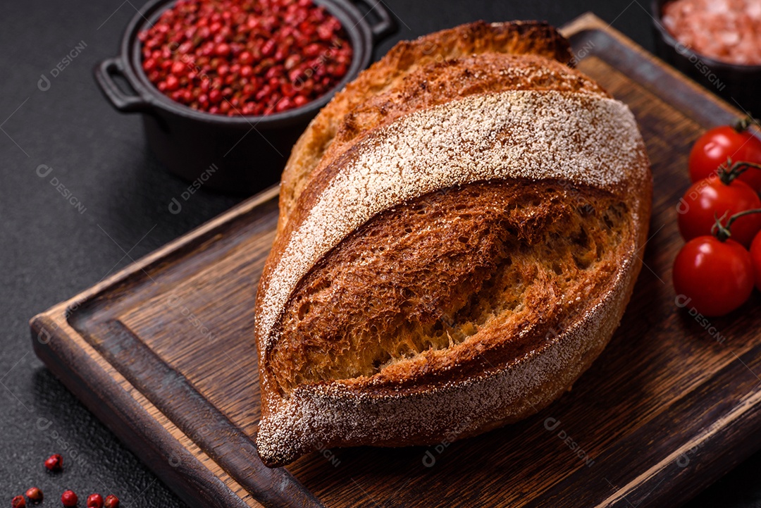 A imagem mostra um pão de fermentação natural, também conhecido como pão de levain ou sourdough