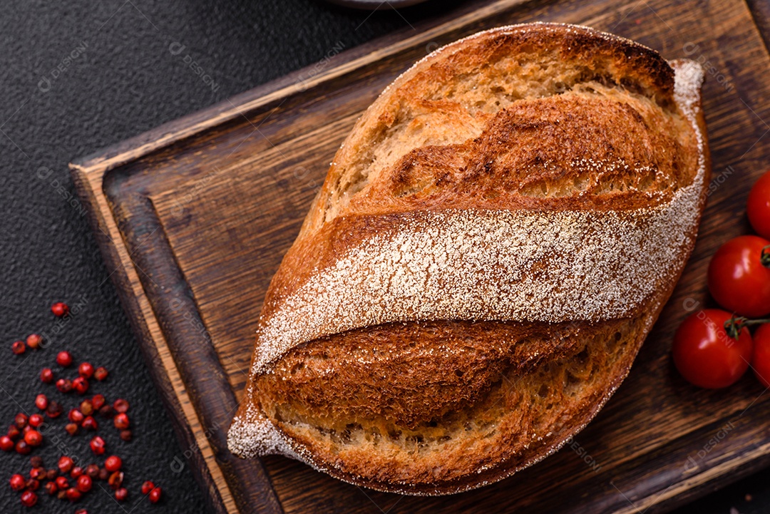 A imagem mostra um pão de fermentação natural, também conhecido como pão de levain ou sourdough