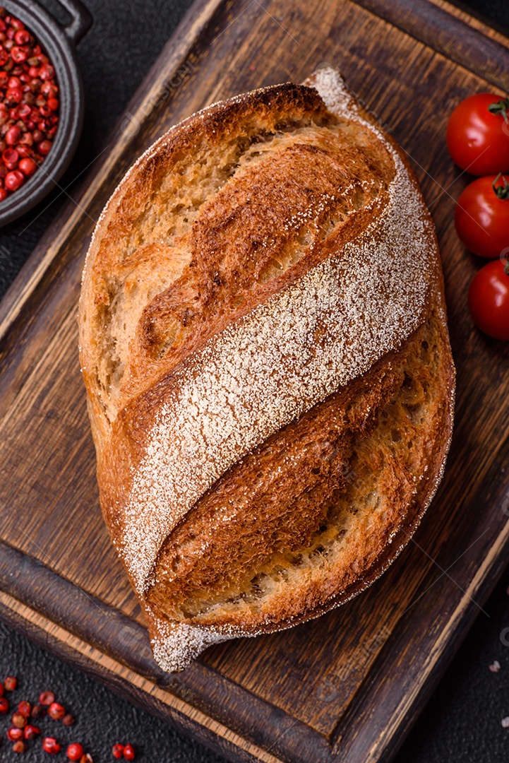 A imagem mostra um pão de fermentação natural, também conhecido como pão de levain ou sourdough