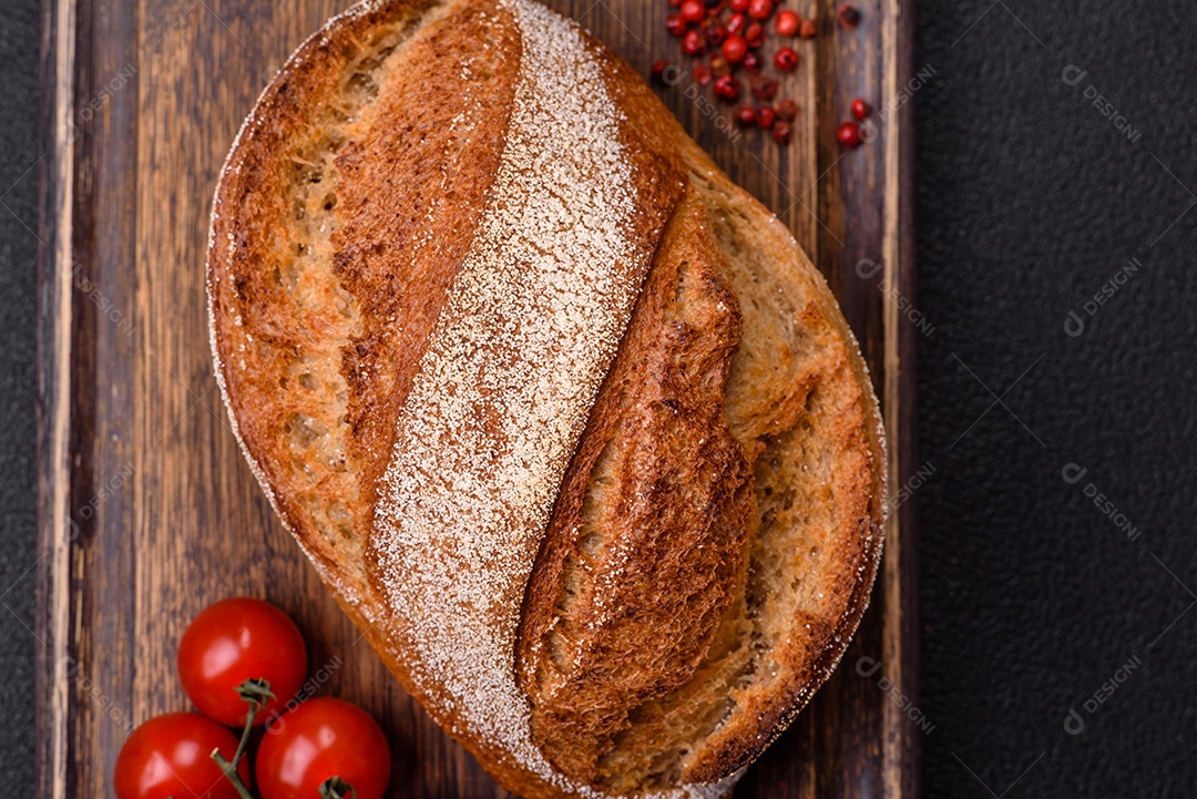 A imagem mostra um pão de fermentação natural, também conhecido como pão de levain ou sourdough