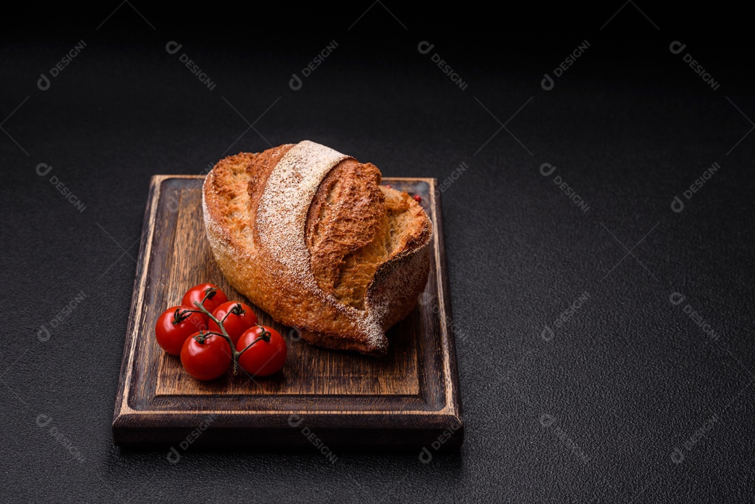 A imagem mostra um pão de fermentação natural, também conhecido como pão de levain ou sourdough