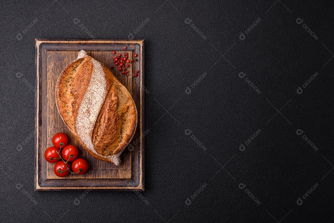 A imagem mostra um pão de fermentação natural, também conhecido como pão de levain ou sourdough