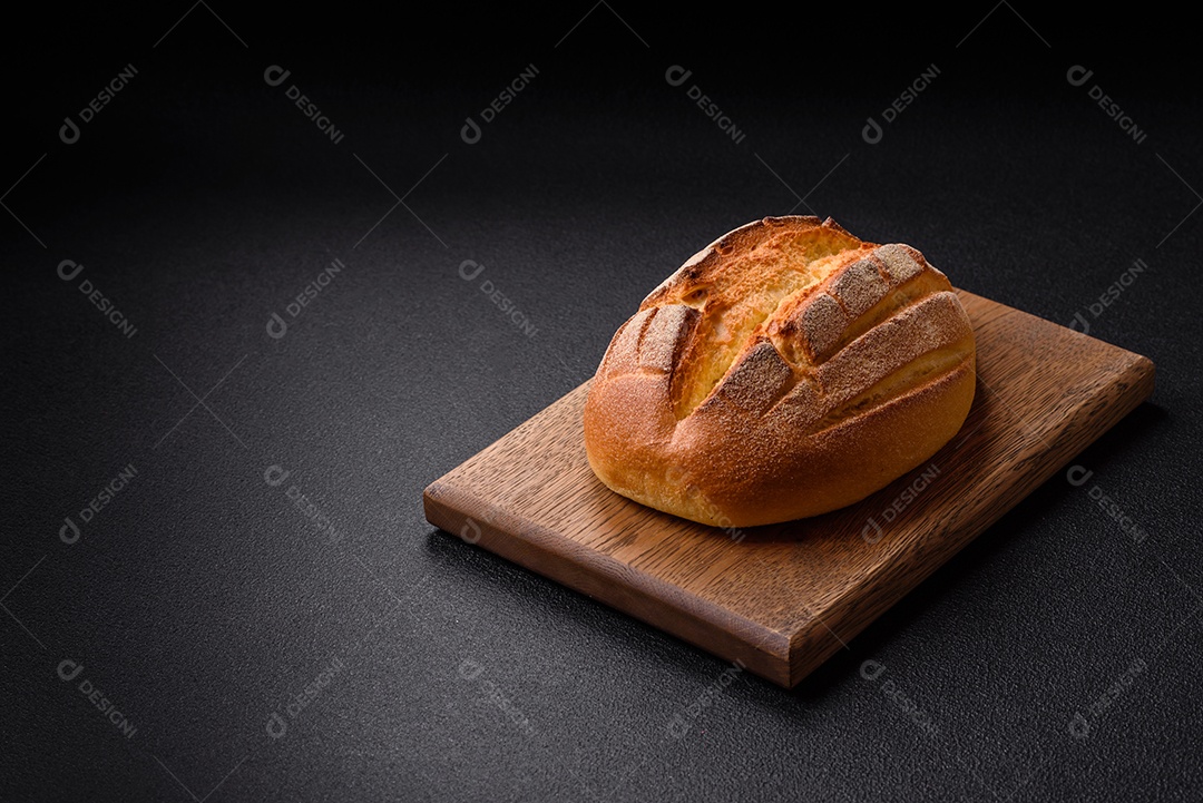 A imagem mostra um pão de fermentação natural, também conhecido como pão de levain ou sourdough
