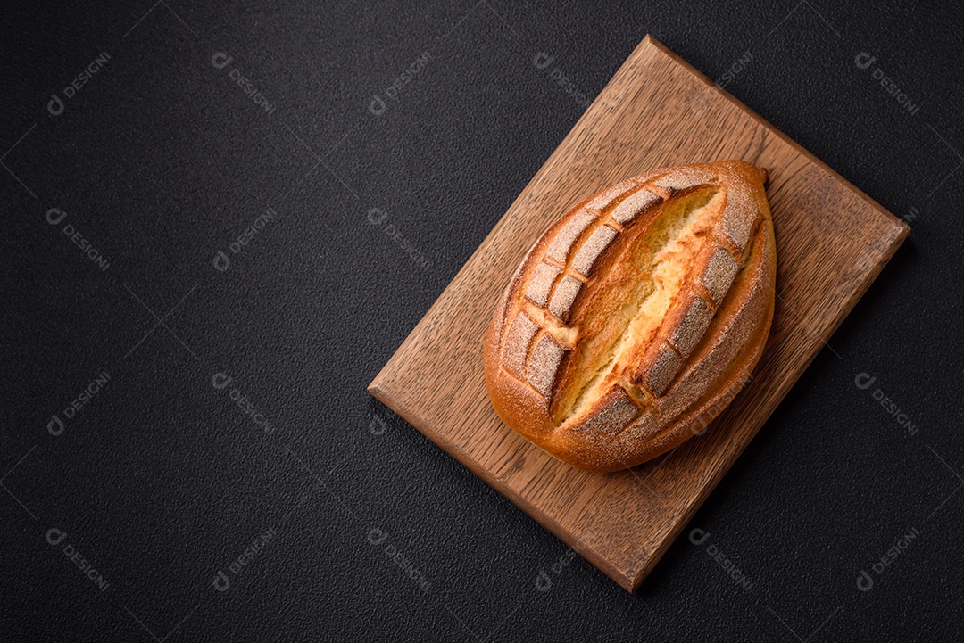 A imagem mostra um pão de fermentação natural, também conhecido como pão de levain ou sourdough