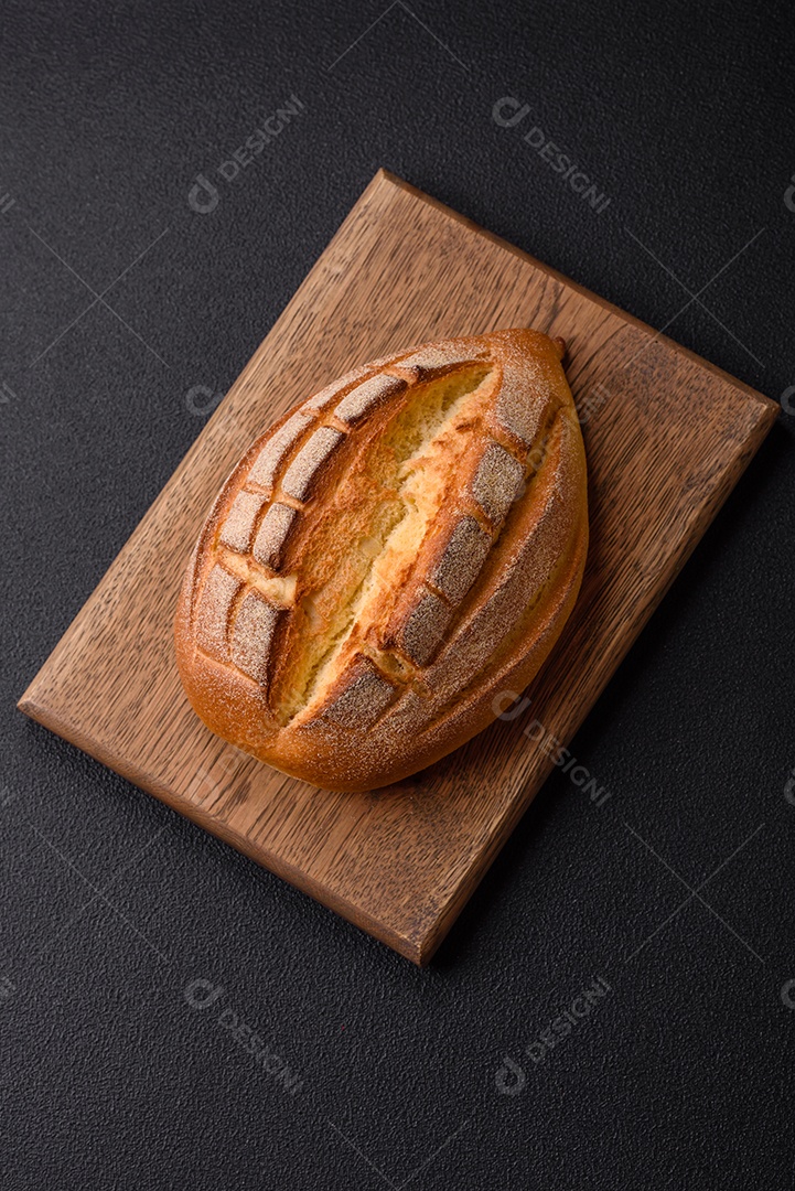 A imagem mostra um pão de fermentação natural, também conhecido como pão de levain ou sourdough