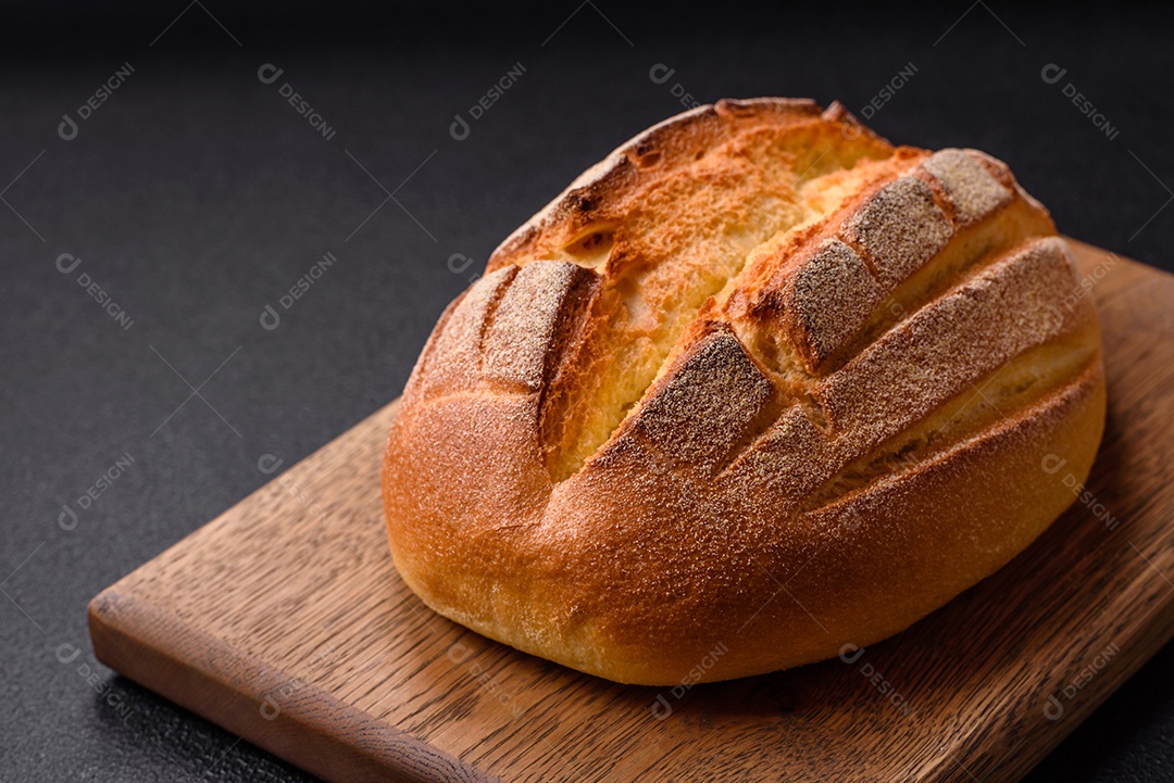A imagem mostra um pão de fermentação natural, também conhecido como pão de levain ou sourdough