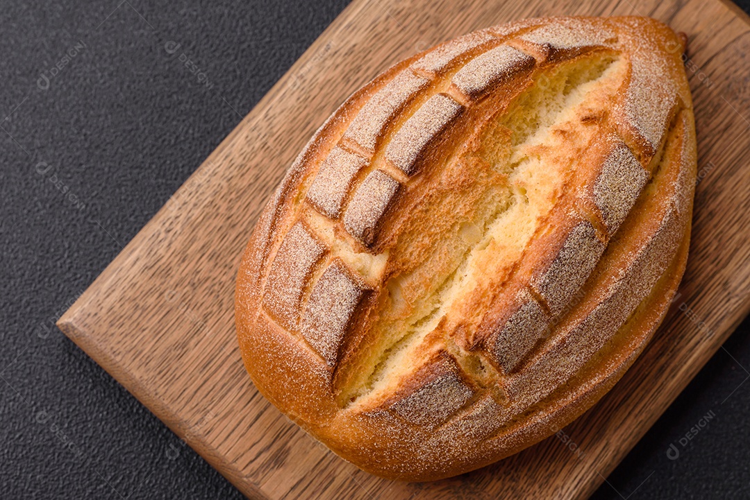 A imagem mostra um pão de fermentação natural, também conhecido como pão de levain ou sourdough
