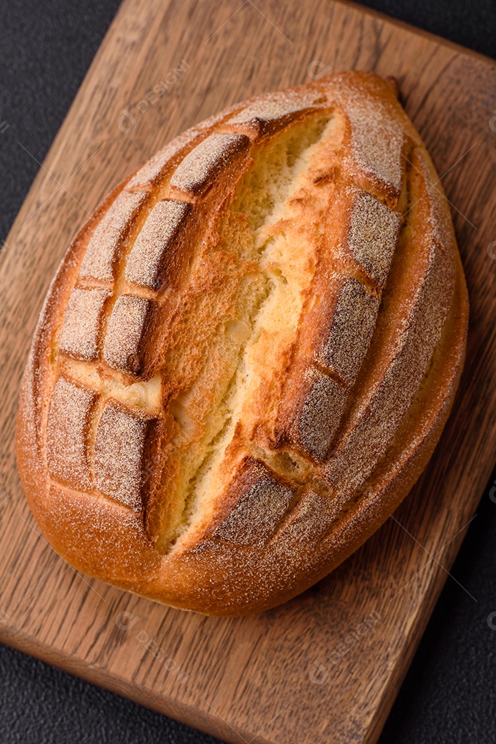A imagem mostra um pão de fermentação natural, também conhecido como pão de levain ou sourdough