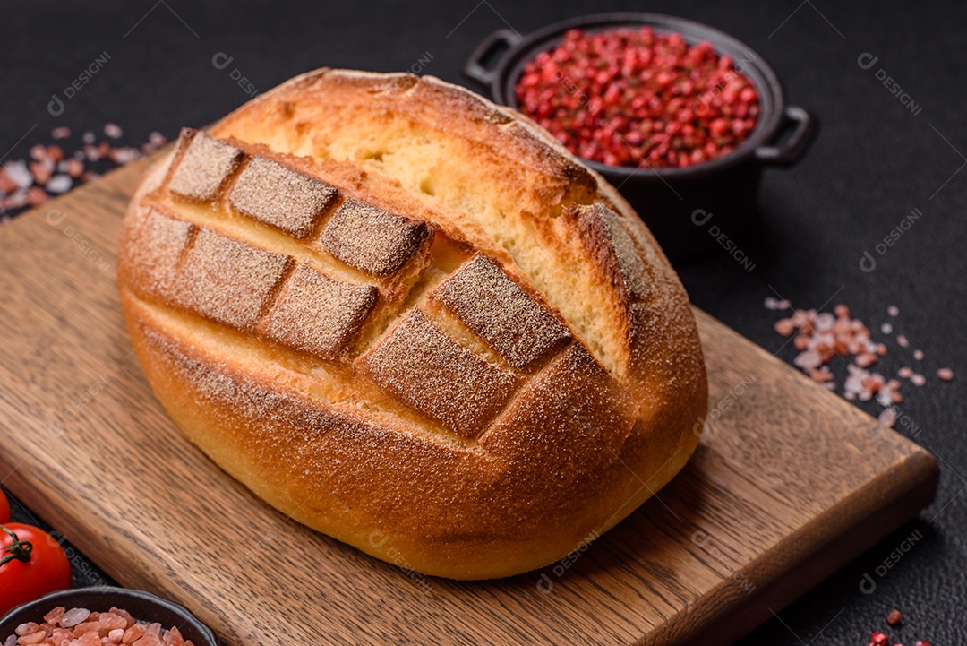 A imagem mostra um pão de fermentação natural, também conhecido como pão de levain ou sourdough