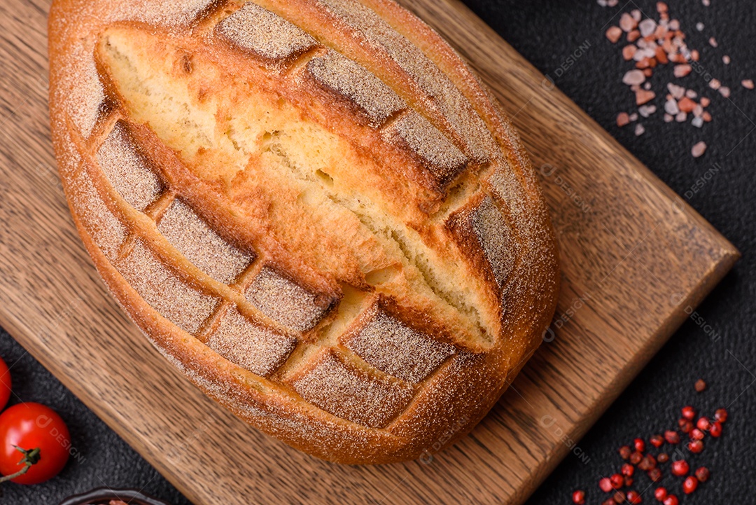 A imagem mostra um pão de fermentação natural, também conhecido como pão de levain ou sourdough