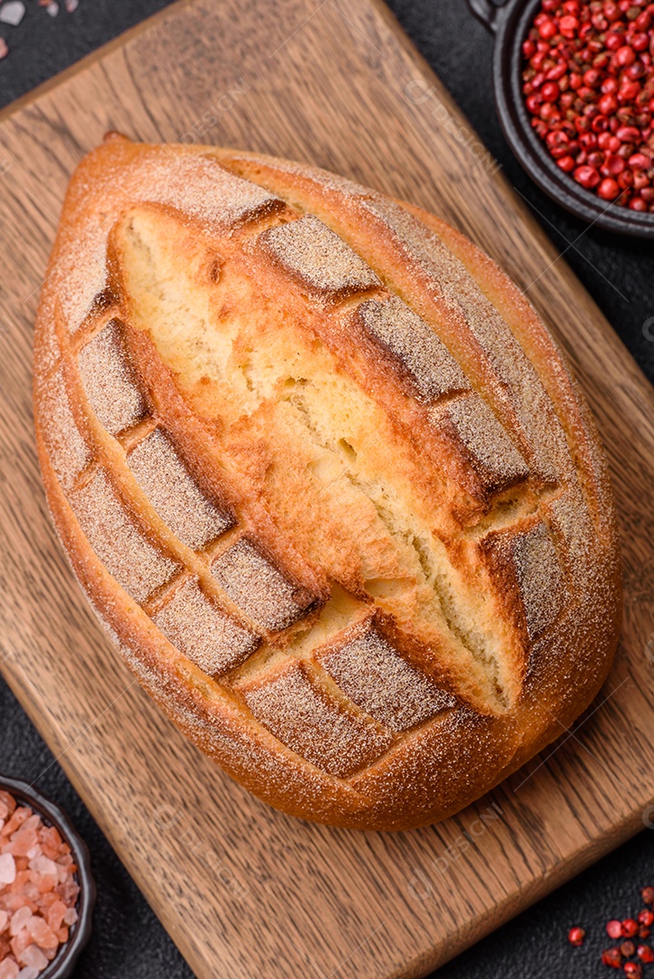 A imagem mostra um pão de fermentação natural, também conhecido como pão de levain ou sourdough
