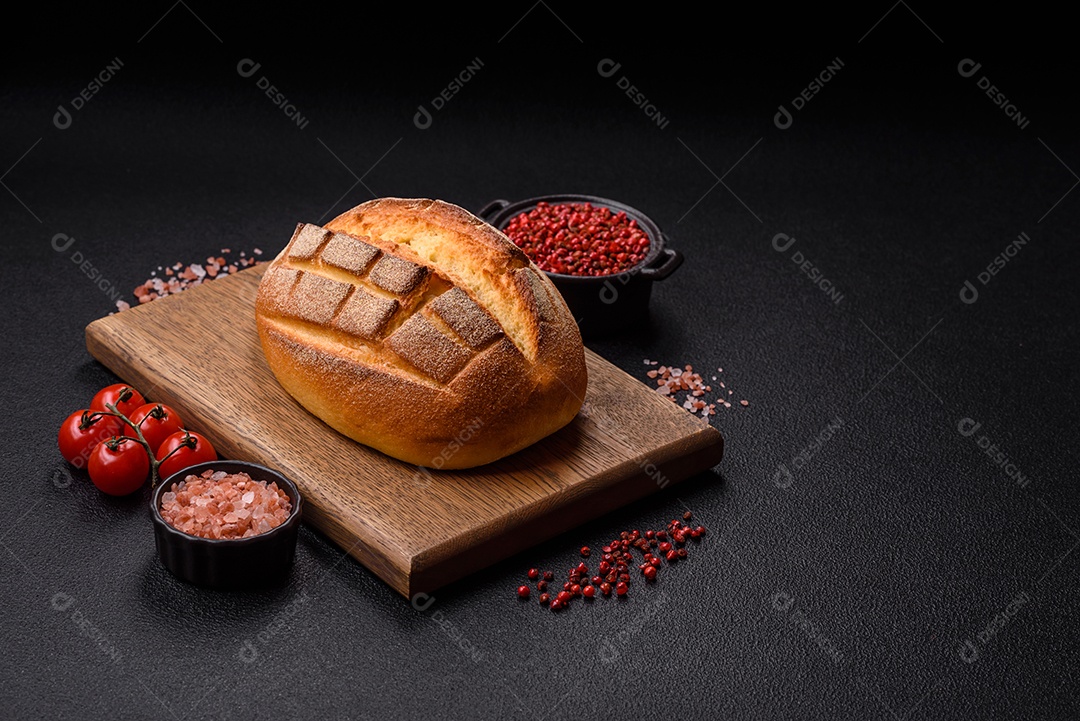 A imagem mostra um pão de fermentação natural, também conhecido como pão de levain ou sourdough