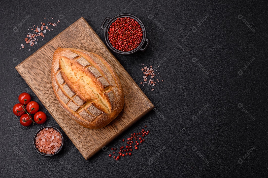 A imagem mostra um pão de fermentação natural, também conhecido como pão de levain ou sourdough