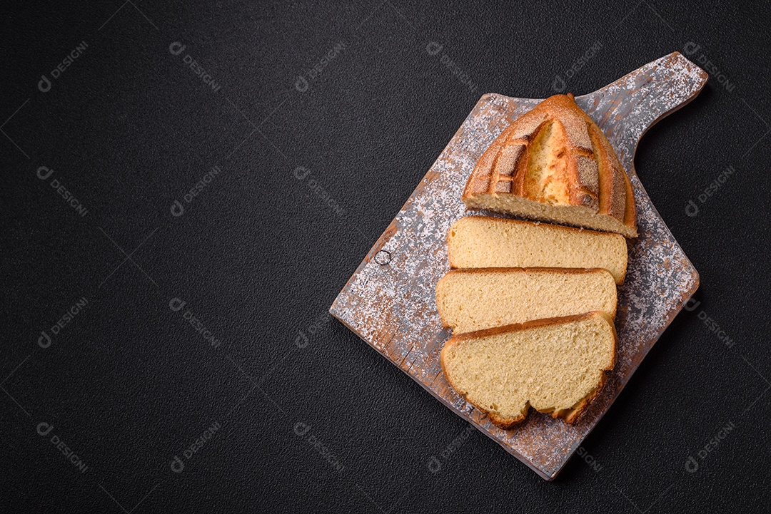 A imagem mostra pão integral fatiado, acompanhado de tomates cereja, sal rosa