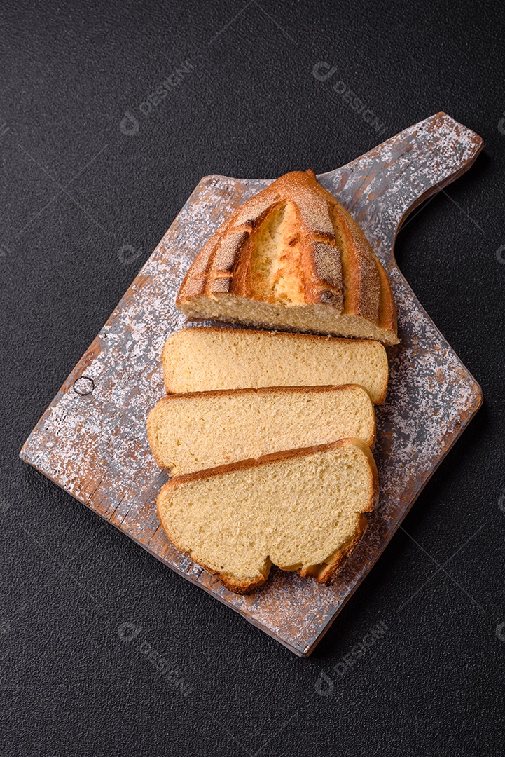 A imagem mostra pão integral fatiado, acompanhado de tomates cereja, sal rosa
