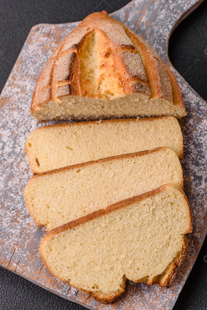 A imagem mostra pão integral fatiado, acompanhado de tomates cereja, sal rosa