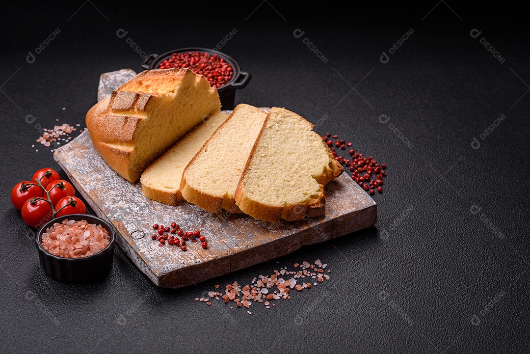 A imagem mostra pão integral fatiado, acompanhado de tomates cereja, sal rosa