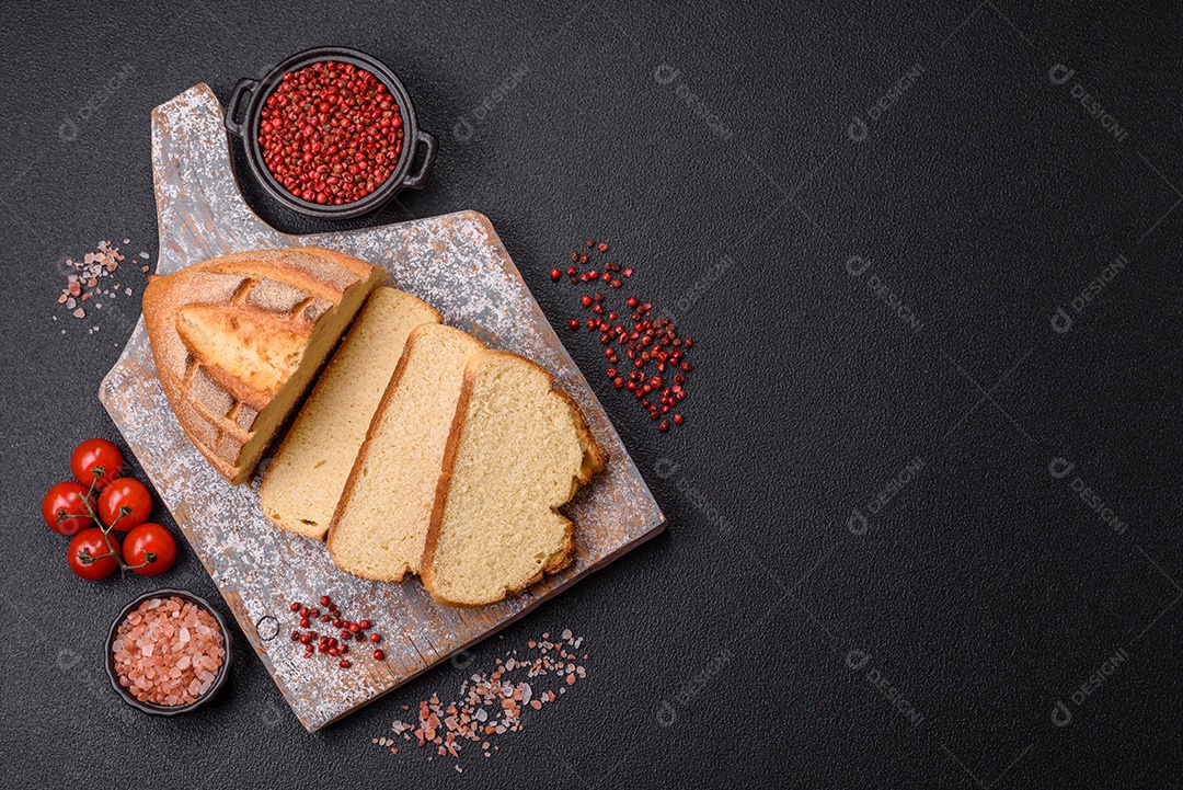 A imagem mostra pão integral fatiado, acompanhado de tomates cereja, sal rosa