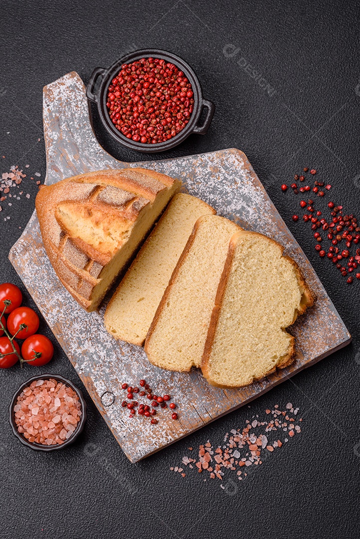A imagem mostra uma fatia de bolo ou torta de chocolate, possivelmente com uma camada de recheio ou cobertura de cor diferente, decorada com rodelas de laranja