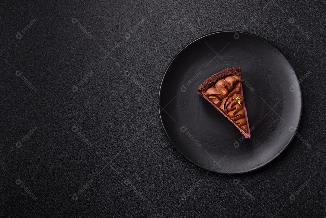 A imagem mostra uma fatia de bolo ou torta de chocolate, possivelmente com uma camada de recheio ou cobertura de cor diferente, decorada com rodelas de laranja