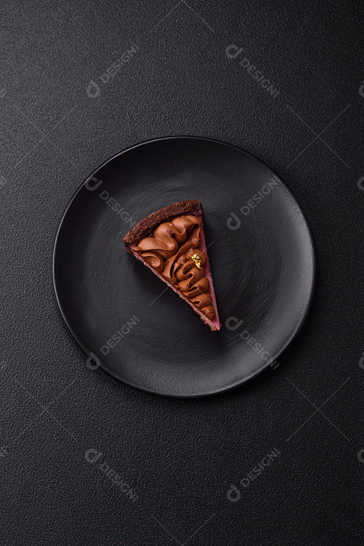 A imagem mostra uma fatia de bolo ou torta de chocolate, possivelmente com uma camada de recheio ou cobertura de cor diferente, decorada com rodelas de laranja