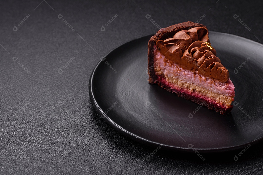 A imagem mostra uma fatia de bolo ou torta de chocolate, possivelmente com uma camada de recheio ou cobertura de cor diferente, decorada com rodelas de laranja