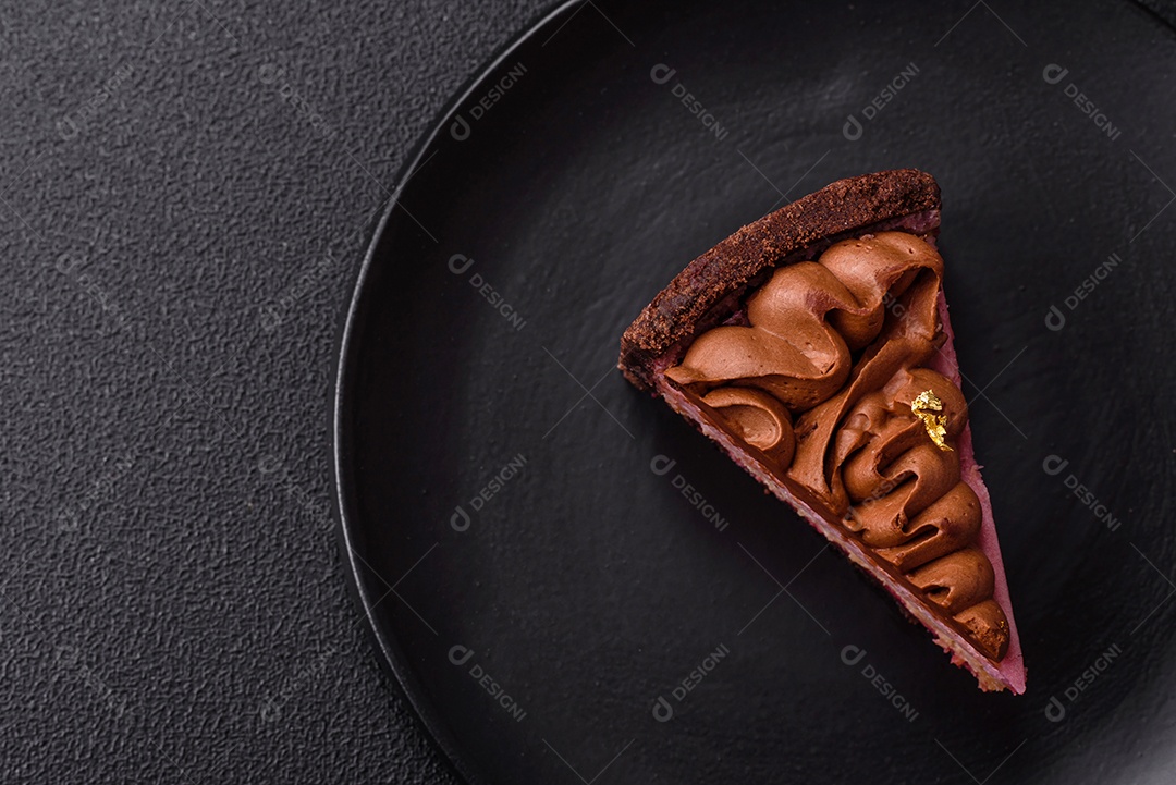 A imagem mostra uma fatia de bolo ou torta de chocolate, possivelmente com uma camada de recheio ou cobertura de cor diferente, decorada com rodelas de laranja