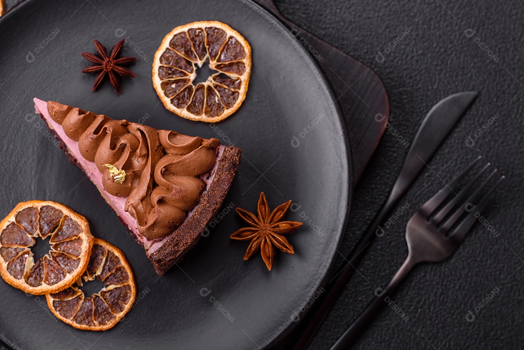 A imagem mostra uma fatia de bolo ou torta de chocolate, possivelmente com uma camada de recheio ou cobertura de cor diferente, decorada com rodelas de laranja