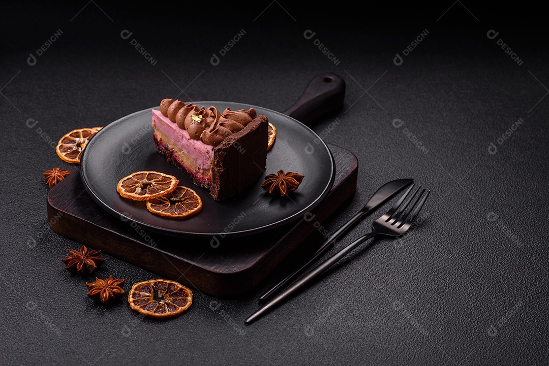A imagem mostra uma fatia de bolo ou torta de chocolate, possivelmente com uma camada de recheio ou cobertura de cor diferente, decorada com rodelas de laranja