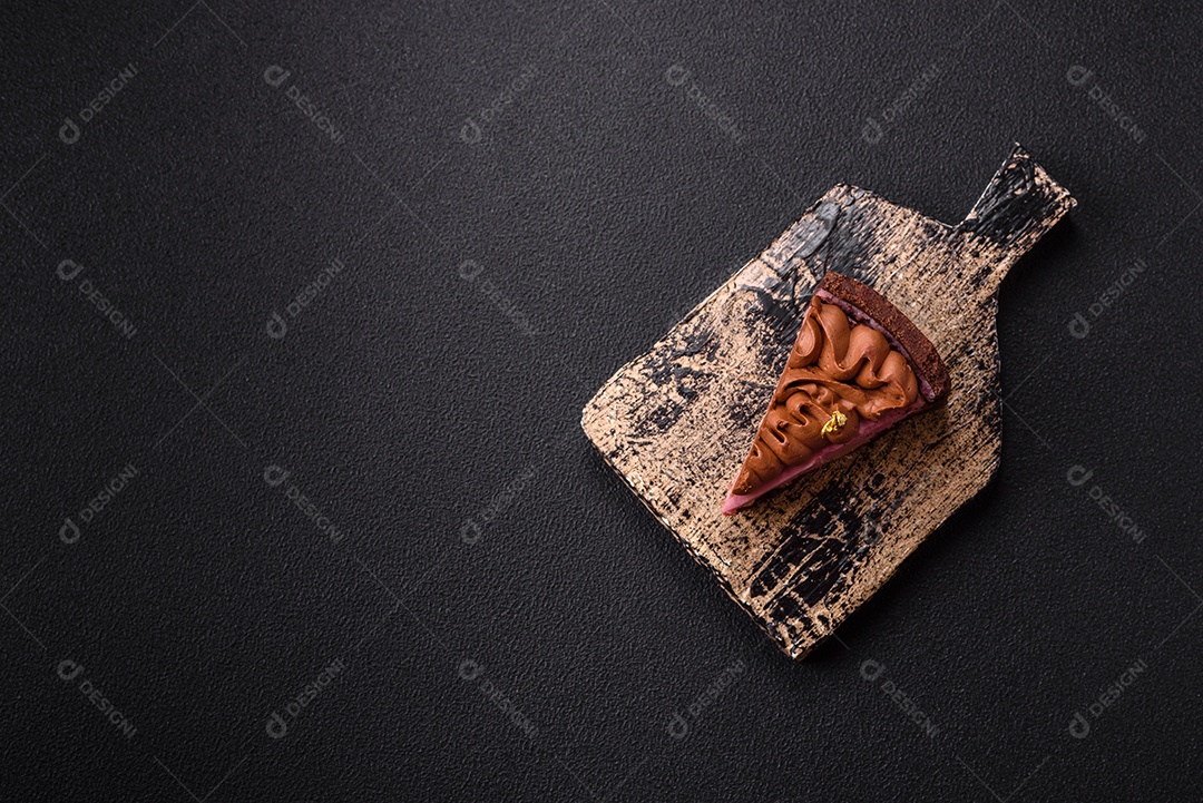 A imagem mostra uma fatia de bolo ou torta de chocolate, possivelmente com uma camada de recheio ou cobertura de cor diferente, decorada com rodelas de laranja