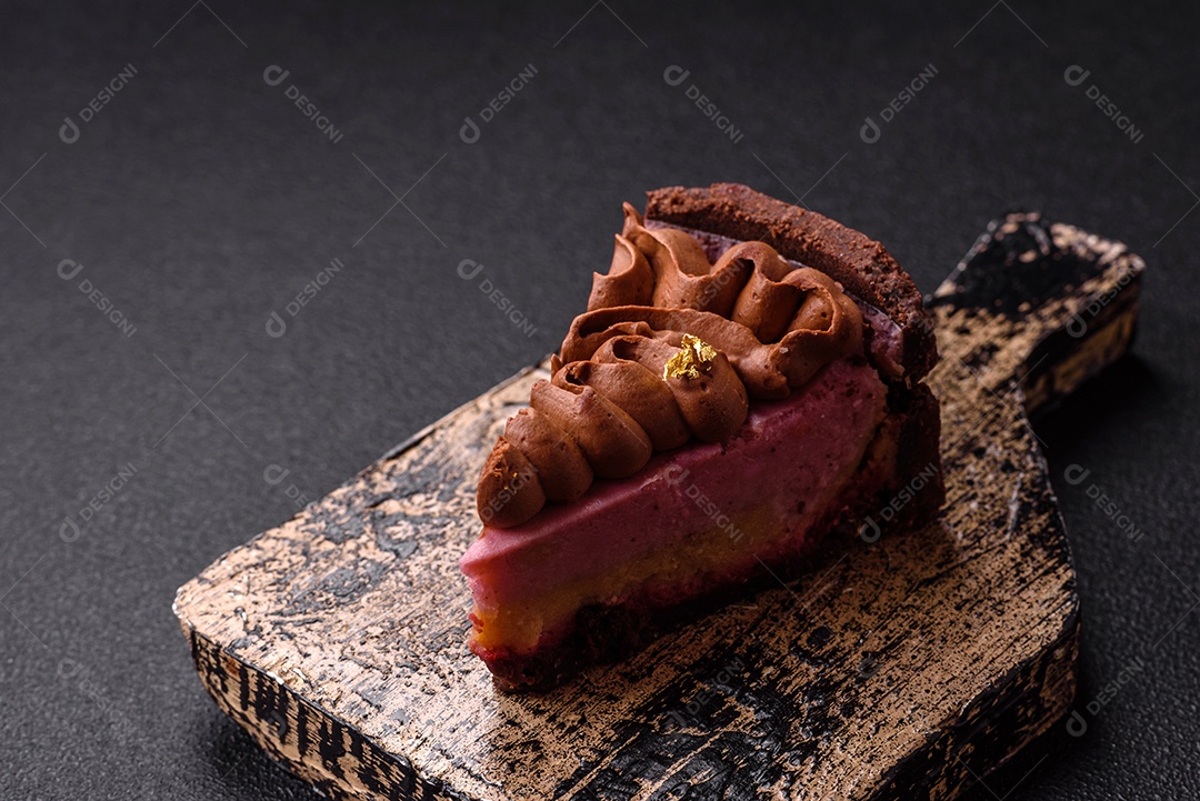 A imagem mostra uma fatia de bolo ou torta de chocolate, possivelmente com uma camada de recheio ou cobertura de cor diferente, decorada com rodelas de laranja