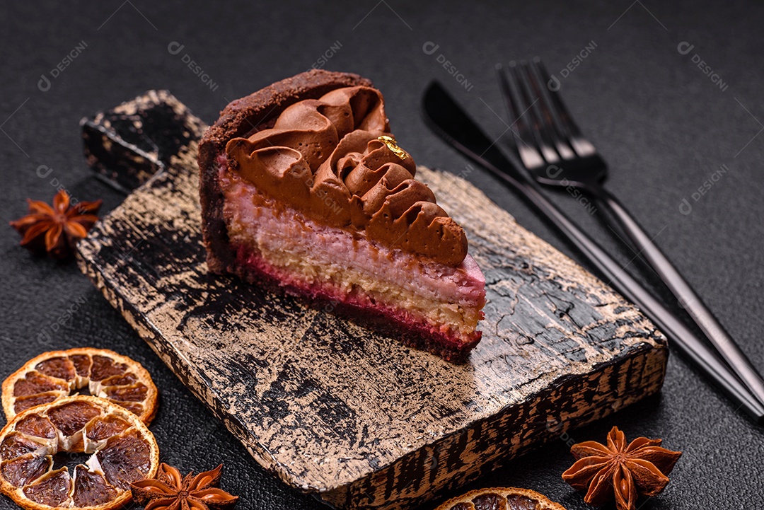 A imagem mostra uma fatia de bolo ou torta de chocolate, possivelmente com uma camada de recheio ou cobertura de cor diferente, decorada com rodelas de laranja