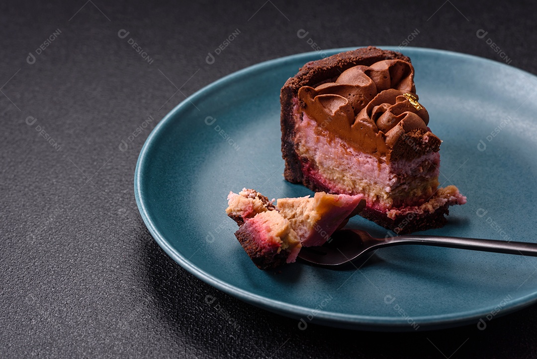 A imagem mostra uma fatia de bolo ou torta de chocolate, possivelmente com uma camada de recheio ou cobertura de cor diferente, decorada com rodelas de laranja