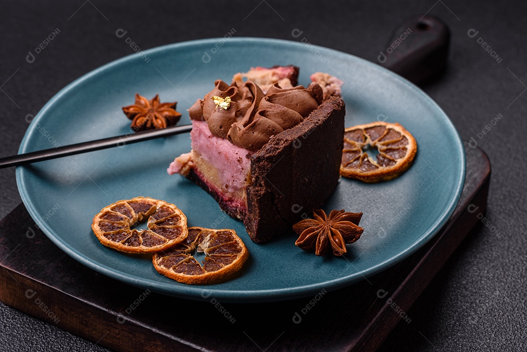 A imagem mostra uma fatia de bolo ou torta de chocolate, possivelmente com uma camada de recheio ou cobertura de cor diferente, decorada com rodelas de laranja