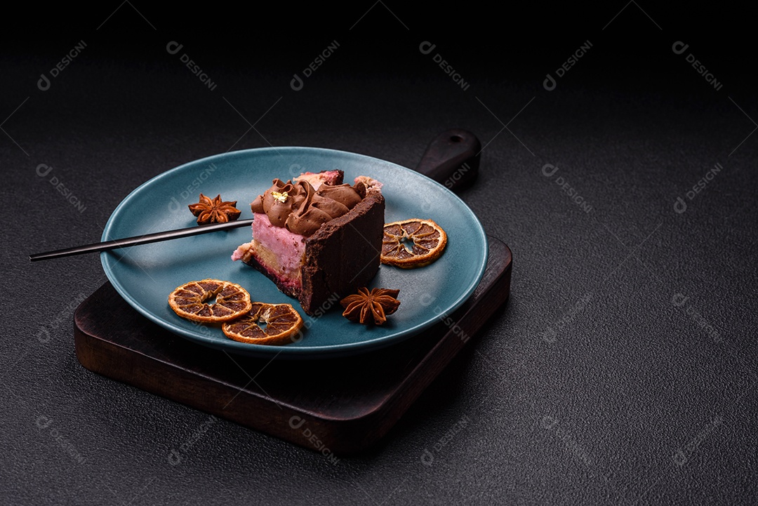 A imagem mostra uma fatia de bolo ou torta de chocolate, possivelmente com uma camada de recheio ou cobertura de cor diferente, decorada com rodelas de laranja