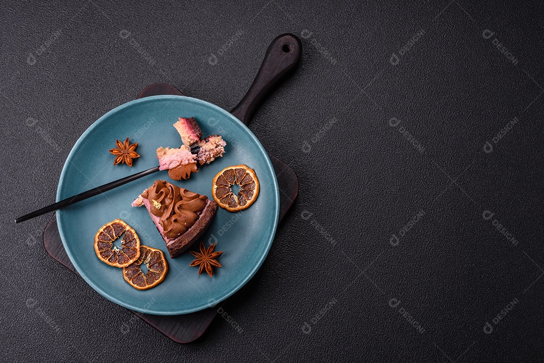 A imagem mostra um pedaço de Bolo de Morango com Creme, decorado com fatias de laranja
