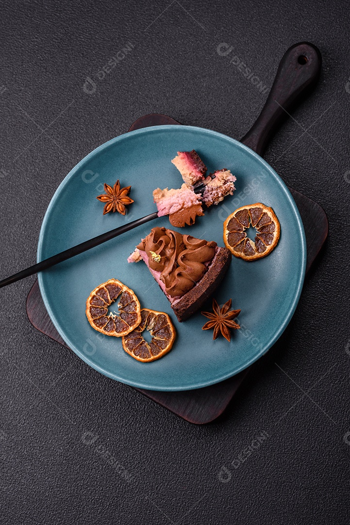 A imagem mostra um pedaço de Bolo de Morango com Creme, decorado com fatias de laranja