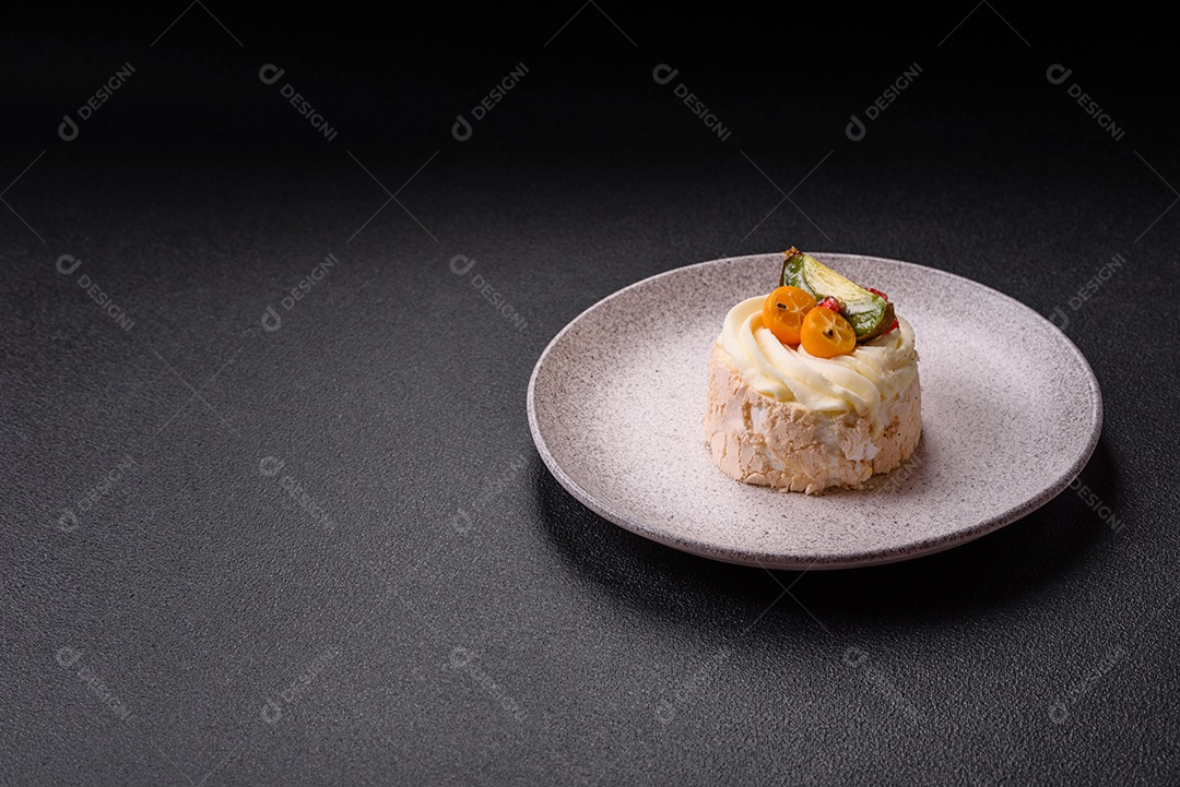 Retrato saboroso uma Mini Pavlova.