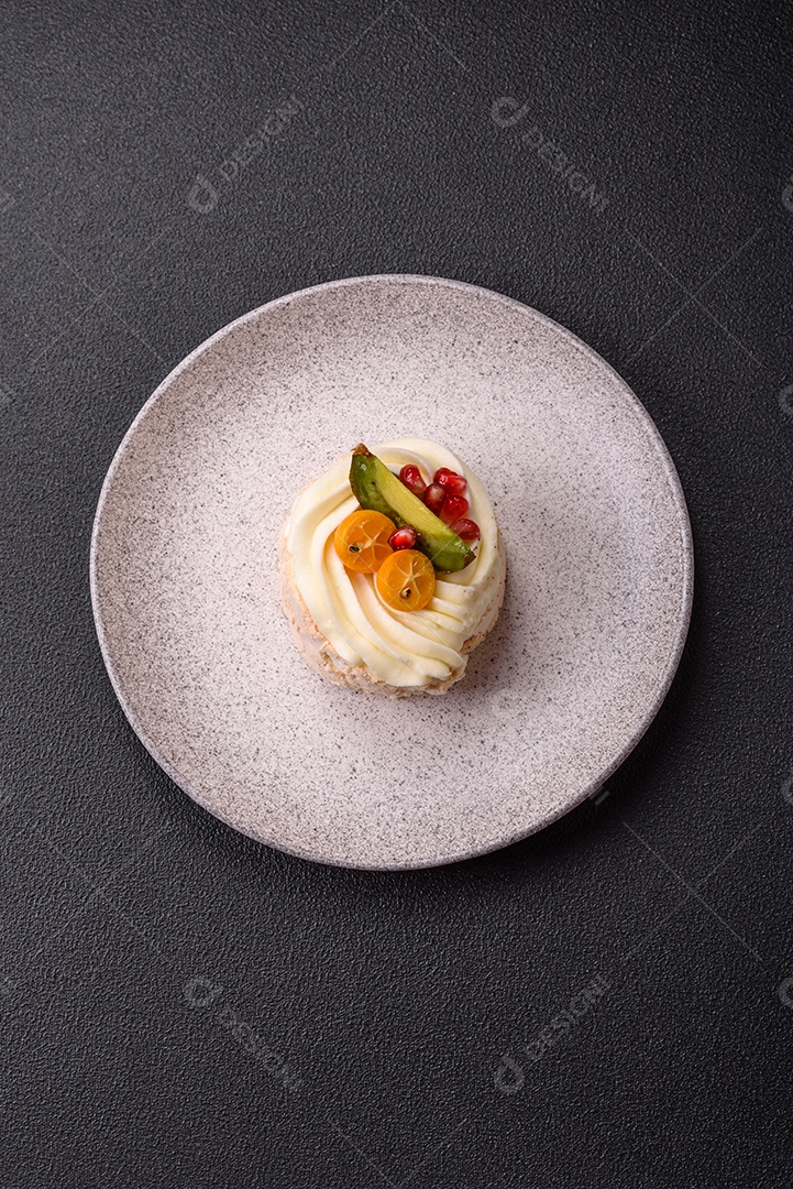 A imagem mostra uma Torta de Limão, possivelmente com uma cobertura de merengue ou chantilly