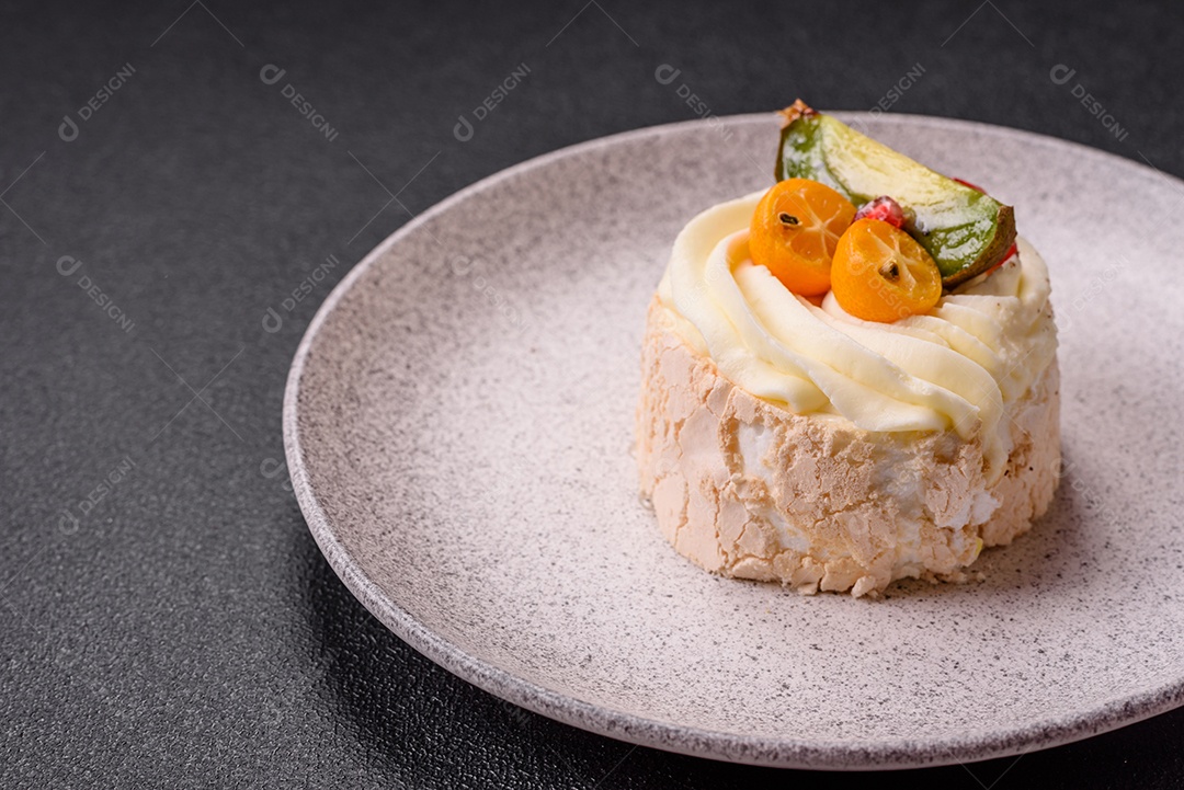 A imagem mostra uma Torta de Limão, possivelmente com uma cobertura de merengue ou chantilly