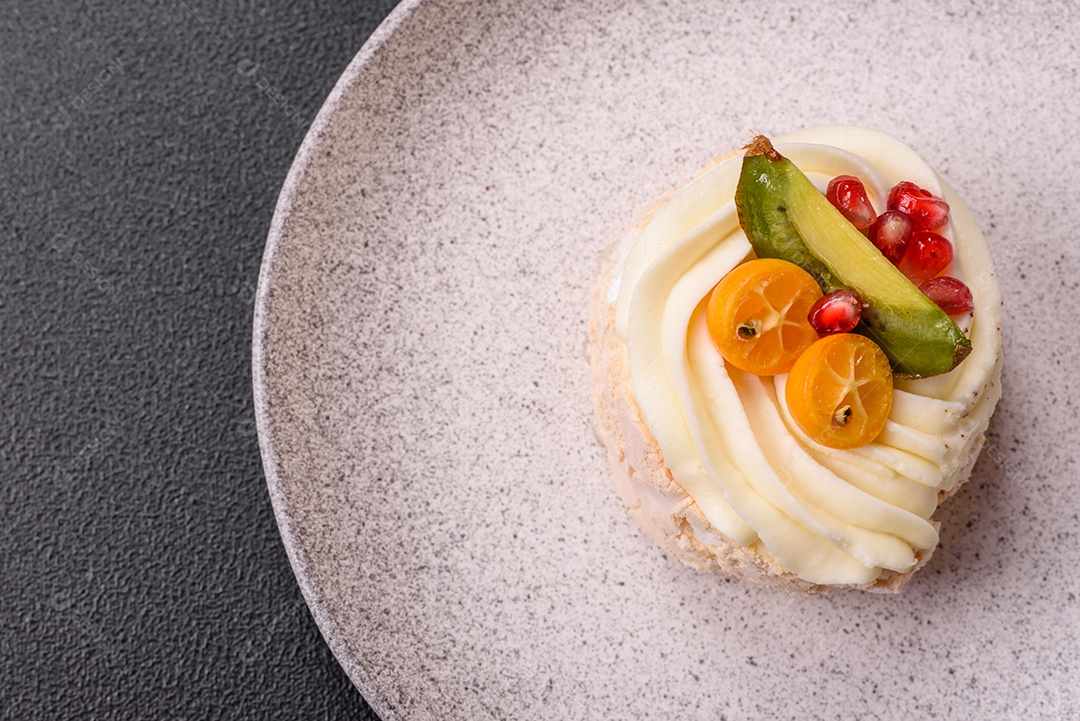 A imagem mostra uma Torta de Limão, possivelmente com uma cobertura de merengue ou chantilly