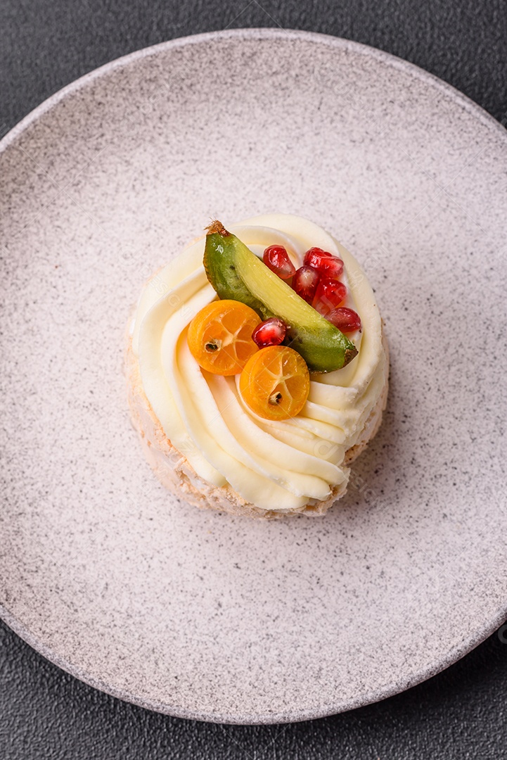 A imagem mostra uma Torta de Limão, possivelmente com uma cobertura de merengue ou chantilly