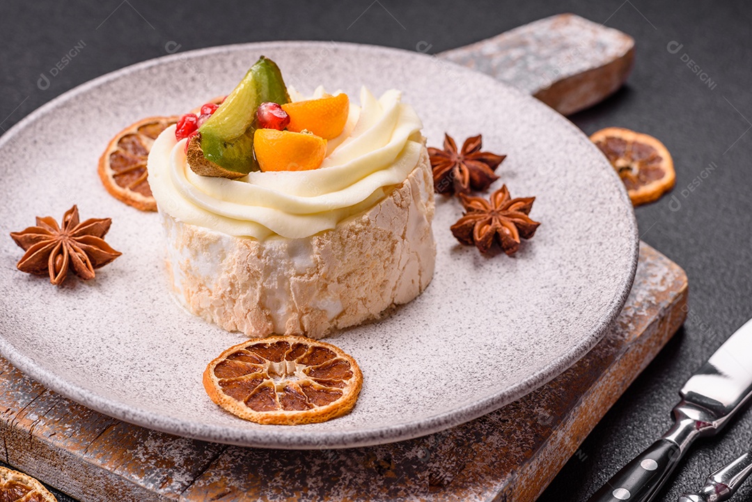 A imagem mostra uma Torta de Limão, possivelmente com uma cobertura de merengue ou chantilly