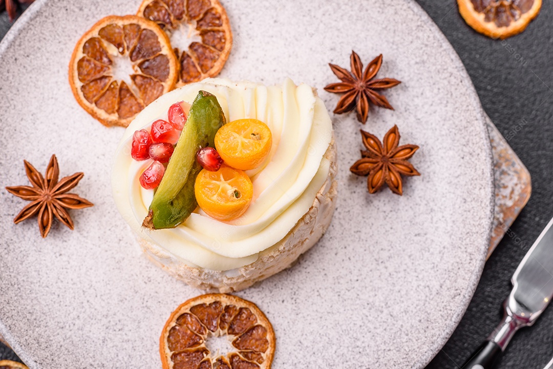 A imagem mostra uma Torta de Limão, possivelmente com uma cobertura de merengue ou chantilly