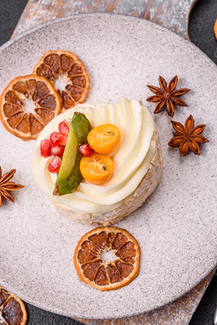 A imagem mostra uma Torta de Limão, possivelmente com uma cobertura de merengue ou chantilly