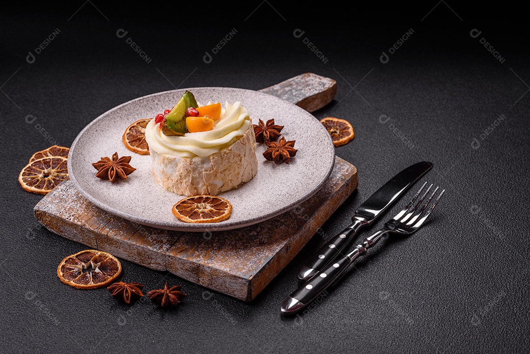 A imagem mostra uma Torta de Limão, possivelmente com uma cobertura de merengue ou chantilly